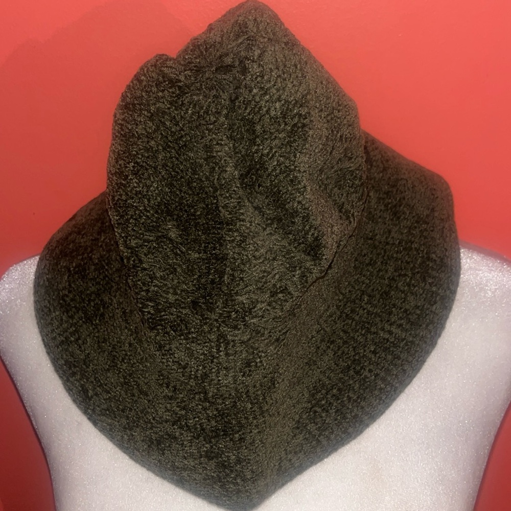 5/$10. Ladies winter bucket Hat S